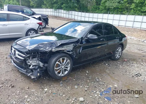 2016 Mercedes-Benz C 300 Luxury/Sport z USA, uszkodzony, nr VIN 55SWF4JB3GU152008